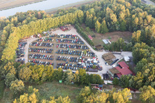 Schrottplatz zur Verwertung von PKW Automobilen und Gebrauchtfahrzeugen mit Zerlegung und Ersatzteilhandel Autoverwertung Artlenburg Mark Sydow in Artlenburg im Bundesland Niedersachsen, Deutschland