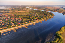 Ortsansicht an der Elbe hinter dem Elbdamm aus Westen im Ortsteil Stove in Drage im Bundesland Niedersachsen, Deutschland