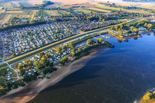 Luftbild von Hafen und Campingplatz Stover Strand beidseits des Elbdamms in Drage im Bundesland Niedersachsen, Deutschland
