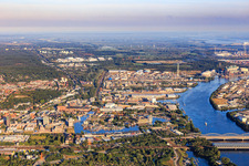 Seehäfen an der Süderelbe hinter der Brücke für die B75 im Ortsteil Harburg in Hamburg, Deutschland