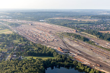 Schienen- und Gleisstrecken auf den Abstellgleisen und Rangierstrecken des Rangierbahnhofes und Güterbahnhofes Maschen der Deutschen Bahn im Ortsteil Maschen in Seevetal im Bundesland Niedersachsen, Deutschland