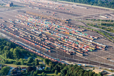 Luftaufnahme von Schienen- und Gleisstrecken auf den Abstellgleisen und Rangierstrecken des Rangierbahnhofes und Güterbahnhofes Maschen der Deutschen Bahn im Ortsteil Maschen in Seevetal im Bundesland Niedersachsen, Deutschland