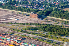Schienen- und Gleisstrecken auf den Abstellgleisen und Rangierstrecken des Rangierbahnhofes und Güterbahnhofes Maschen der Deutschen Bahn im Ortsteil Maschen in Seevetal im Bundesland Niedersachsen, Deutschland von oben