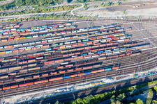 Schienen- und Gleisstrecken auf den Abstellgleisen und Rangierstrecken des Rangierbahnhofes und Güterbahnhofes Maschen der Deutschen Bahn im Ortsteil Maschen in Seevetal im Bundesland Niedersachsen, Deutschland von oben gesehen