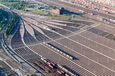 Schienen- und Gleisstrecken auf den Abstellgleisen und Rangierstrecken des Rangierbahnhofes und Güterbahnhofes Maschen der Deutschen Bahn im Ortsteil Maschen in Seevetal im Bundesland Niedersachsen, Deutschland vom Flugzeug aus