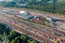 Schienen- und Gleisstrecken auf den Abstellgleisen und Rangierstrecken des Rangierbahnhofes und Güterbahnhofes Maschen der Deutschen Bahn im Ortsteil Maschen in Seevetal im Bundesland Niedersachsen, Deutschland aus der Luft betrachtet