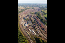 Luftbild von Schienen- und Gleisstrecken auf den Abstellgleisen und Rangierstrecken des Rangierbahnhofes und Güterbahnhofes Maschen der Deutschen Bahn im Ortsteil Maschen in Seevetal im Bundesland Niedersachsen, Deutschland