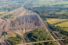 Schienen- und Gleisstrecken auf den Abstellgleisen und Rangierstrecken des Rangierbahnhofes und Güterbahnhofes Maschen der Deutschen Bahn im Ortsteil Maschen in Seevetal im Bundesland Niedersachsen, Deutschland von oben
