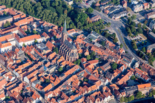 Luftbild von Kirchengebäude St. Nicolai im Altstadt- Zentrum der Innenstadt in Lüneburg im Bundesland Niedersachsen, Deutschland
