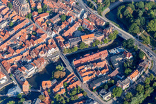 Gebäudekomplex der Hotelanlage DORMERO Hotel Altes Kaufhaus Lüneburg am alten Hafen in Lüneburg im Bundesland Niedersachsen, Deutschland