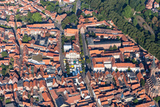 Verkaufs- und Imbißstände und Handelsbuden am Marktplatz in Lüneburg im Bundesland Niedersachsen, Deutschland