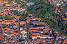 Rathaus. Landgericht und Amtsgericht rechts Park Liebesgrund und Scunthorpepark mit  Parkhaus am Rathaus Lüneburg im Bundesland Niedersachsen, Deutschland