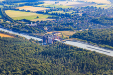 Luftbild von Schiffshebewerk und Schleusenanlagen am Ufer der Wasserstraße des Elbeseitenkanals in Scharnebeck im Bundesland Niedersachsen, Deutschland