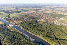 Schrägluftbild von Schiffshebewerk und Schleusenanlagen am Ufer der Wasserstraße des Elbeseitenkanals in Scharnebeck im Bundesland Niedersachsen, Deutschland