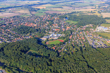 Ortsansicht aus Südwesten mit Sportplatz vom Bernhard-Riemann-Gymnasium Scharnebeck, Schule am Schiffshebewerk im Bundesland Niedersachsen, Deutschland