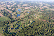 Gelände des Golfplatz Golfanlage Schloss Lüdersburg in Lüdersburg im Bundesland Niedersachsen, Deutschland