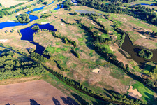 Gelände des Golfplatz Golfanlage Schloss Lüdersburg in Lüdersburg im Bundesland Niedersachsen, Deutschland von oben