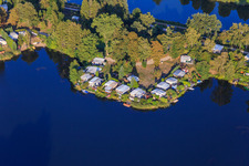 Schrägluftbild von Diebsradenweg am Elbe-Lübeck-Kanal mit Campingplatz Freizeitwelt Güster im Bundesland Schleswig-Holstein, Deutschland