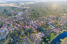 Dorfkern an den Fluß- Uferbereichen der Krainke in Amt Neuhaus im Bundesland Niedersachsen, Deutschland