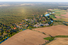 Dorf - Ansicht am Rande von landwirtschaftlichen Feldern und Nutzflächen in Zeetze in Amt Neuhaus im Bundesland Niedersachsen, Deutschland