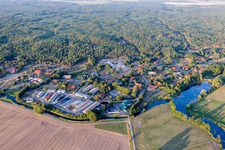 Dorfkern an den Fluß- Uferbereichen der Krainke in Amt Neuhaus im Ortsteil Zeetze im Bundesland Niedersachsen, Deutschland