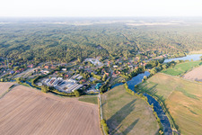 Luftbild von Dorfkern an den Fluß- Uferbereichen der Krainke in Amt Neuhaus im Bundesland Niedersachsen, Deutschland