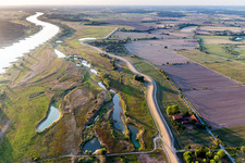 Sand- Aufspülungen und Ablagerungen an der Buhnen- Landschaft der Uferbereiche der Elbe und dem Polder bei Pommau Flussverlaufes im Ortsteil Pommau in Amt Neuhaus im Ortsteil Kolepant im Bundesland Niedersachsen, Deutschland