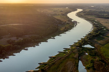 Niedrigwasser an der Elbe bei Pommau im Ortsteil Kolepant in Amt Neuhaus im Bundesland Niedersachsen, Deutschland
