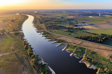 Niedrigwasser an der Elbe bei Fähre Darchau in Amt Neuhaus im Bundesland Niedersachsen, Deutschland