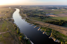Uferbereiche mit durch Niedrig- Wasser- Pegel freigelegten Flußbett der Elbe in Darchau im Ortsteil Popelau in Amt Neuhaus im Bundesland Niedersachsen, Deutschland