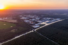 Kaianlagen und Schiffs- Anlegestellen am Hafenbecken der Hafen Lüneburg GmbH am Elbe-Seitenkanal in Lüneburg im Ortsteil Ebensberg im Bundesland Niedersachsen, Deutschland