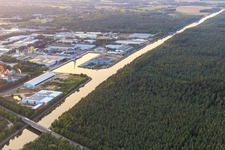 Kaianlagen und Schiffs- Anlegestellen am Hafenbecken der Hafen Lüneburg GmbH am Elbe-Seitenkanal im Ortsteil Ebensberg im Bundesland Niedersachsen, Deutschland