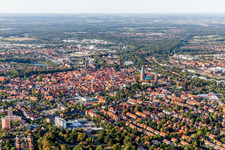 Altstadtbereich und Innenstadtzentrum in Lüneburg im Bundesland Niedersachsen, Deutschland von oben gesehen