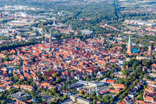 Altstadtbereich und Innenstadtzentrum in Lüneburg im Bundesland Niedersachsen, Deutschland vom Flugzeug aus