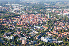 Altstadtbereich und Innenstadtzentrum in Lüneburg im Bundesland Niedersachsen, Deutschland aus der Vogelperspektive