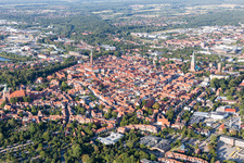 Altstadtbereich und Innenstadtzentrum in Lüneburg im Bundesland Niedersachsen, Deutschland aus der Luft betrachtet