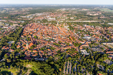 Drohnenbild von Altstadtbereich und Innenstadtzentrum in Lüneburg im Bundesland Niedersachsen, Deutschland
