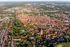 Altstadtbereich und Innenstadtzentrum in Lüneburg im Bundesland Niedersachsen, Deutschland aus der Vogelperspektive