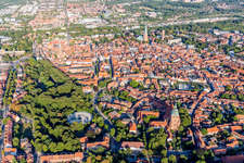 Altstadtbereich und Innenstadtzentrum in Lüneburg im Bundesland Niedersachsen, Deutschland von einer Drohne aus