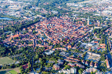 Luftaufnahme von Altstadtbereich und Innenstadtzentrum in Lüneburg im Bundesland Niedersachsen, Deutschland