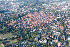 Schrägluftbild von Altstadtbereich und Innenstadtzentrum in Lüneburg im Bundesland Niedersachsen, Deutschland