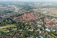 Altstadtbereich und Innenstadtzentrum in Lüneburg im Bundesland Niedersachsen, Deutschland von einer Drohne aus