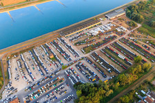 Luftbild von Daimler-LKW-Lager am Rhein im Ortsteil Maximiliansau in Wörth am Rhein im Bundesland Rheinland-Pfalz, Deutschland