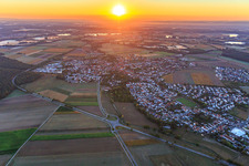 Sonnenaufgang über der Ortschaft in Rheinzabern im Bundesland Rheinland-Pfalz, Deutschland
