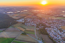 Luftbild von Sonnenaufgang über der Ortschaft in Rheinzabern im Bundesland Rheinland-Pfalz, Deutschland