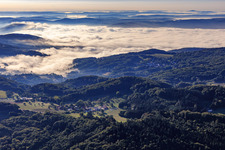 Ortsteil Breitenwiesen vor tiefen Wolken im Odenwald im Ortsteil Gadernheim in Lautertal im Bundesland Hessen, Deutschland