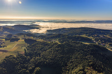 Luftbild von Ortsteil Breitenwiesen vor tiefen Wolken im Odenwald im Ortsteil Gadernheim in Lautertal im Bundesland Hessen, Deutschland