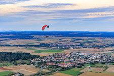 Dorfansicht mit Paragleiter aus Westen in Euerbach im Bundesland Bayern, Deutschland