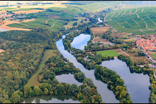 Seenlandschaft in den Mainauen am Camping Katzenkopf in Sommerach im Bundesland Bayern, Deutschland