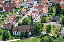 Protest. Kirche im Ortsteil Rechtenbach in Schweigen-Rechtenbach im Bundesland Rheinland-Pfalz, Deutschland aus der Luft